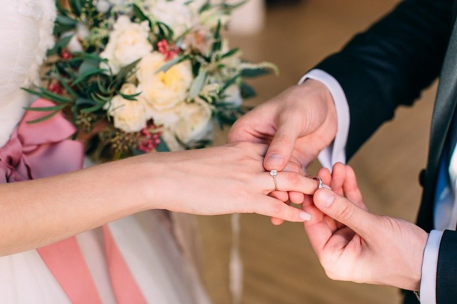 Жених и невеста у алтаря. Стоит ли играть свадьбу. Стоит ли играть свадьбу. Скромная свадьба в москве. Когда можно играть свадьбу.