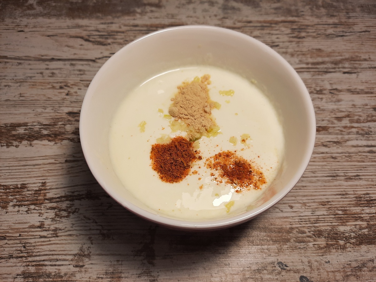 Добавляем чеснок, соль и специи 