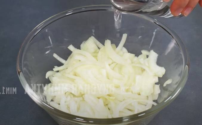 1. Для маринованной луковицы, измельчим ее, солим, добавляем яблочный уксус и 0,5 стакана воды, смевиваем и оставляем на 15-20 минут.