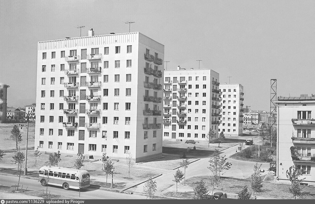 Построенные дома серии II-18/8 в 9-м квартале Новых Черёмушек, 1958. Обратите внимание на балконы, они чем-то напоминают французские.