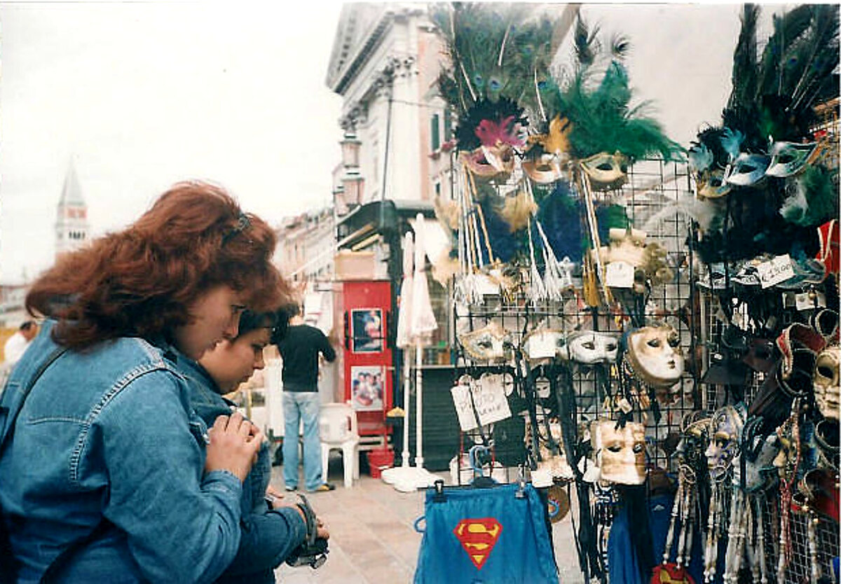 Дочки выбирают маски. Все фото в статье из личных архивов.