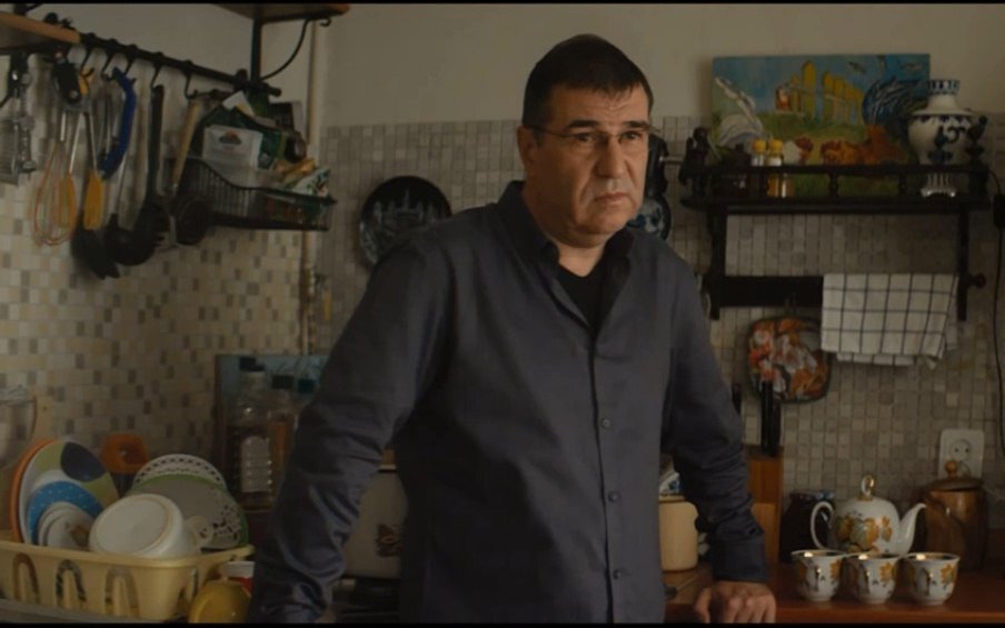 Муж Марины в исполнении Евгения Гришковца, скриншот с сайта ТВ3
