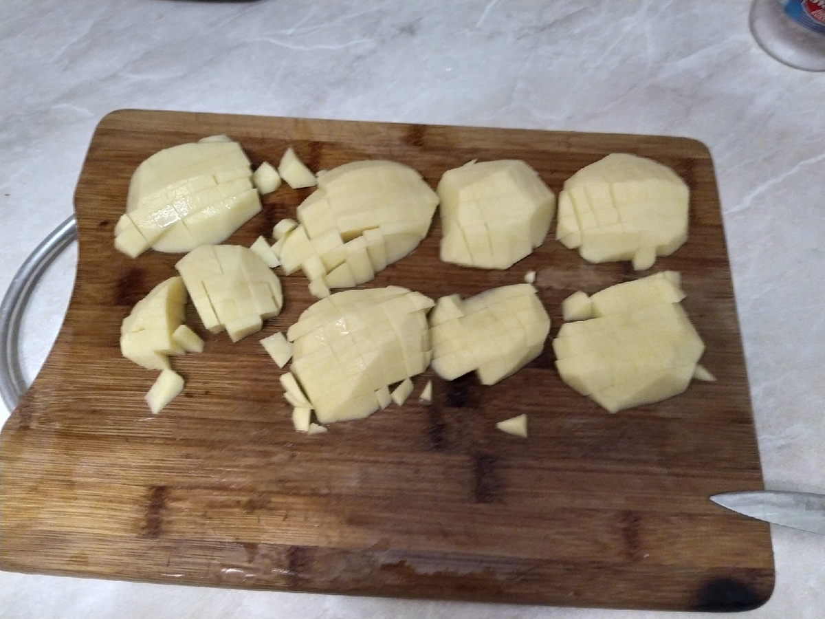 чистите картошку - сначала нарезаете продольно, а потом поперечно