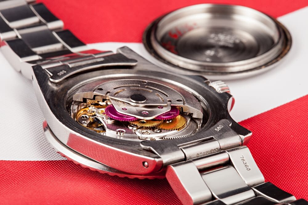 Rolex Submariner с открытой задней крышкой, фотография взята с сайта https://www.bobswatches.com/rolex-blog/watch-101/how-to-open-a-rolex-watch.html