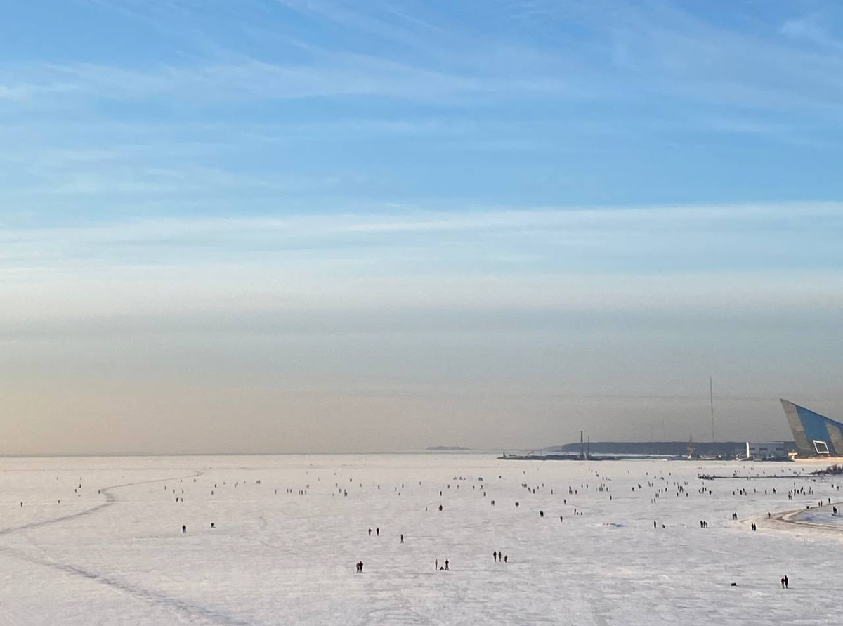 В Петербурге мороз: люди гуляют по заливу, кутаются в шарфы и греются чаем в термосе