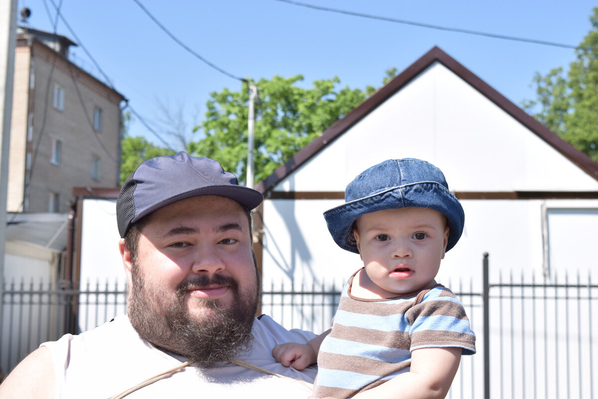 И дети поддерживают. Все четверо. 