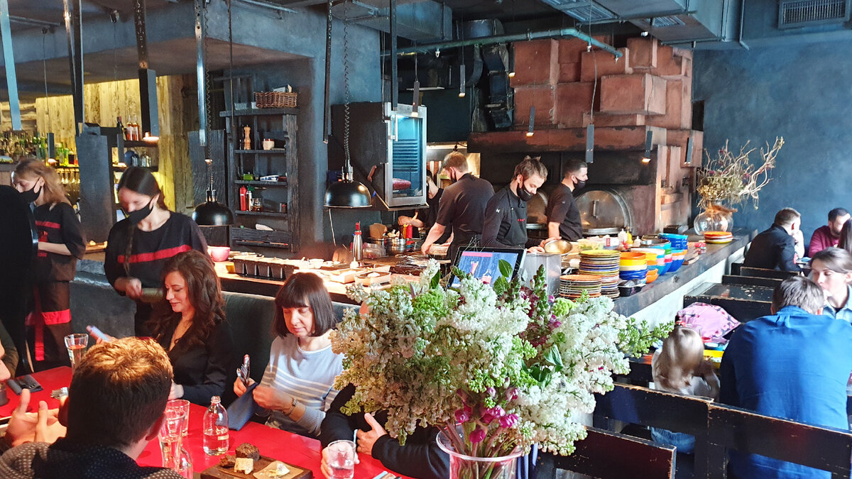 Вид на открытую кухню