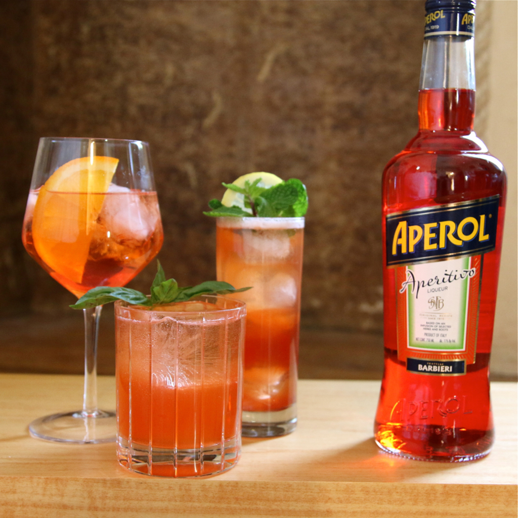 Напиток Aperol Spritz. Коктейль с Просекко Апероль. Апероль Спритц коктейль.