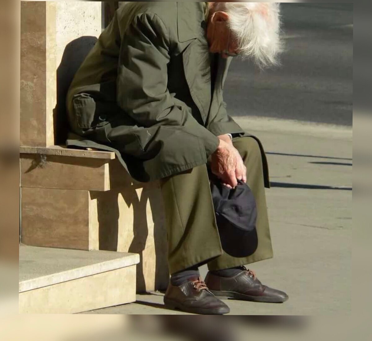 Картинка из интернета. Наш охранник был столь же сед, растрепан, и столь же "полон жизненных сил".  Только в форме. 