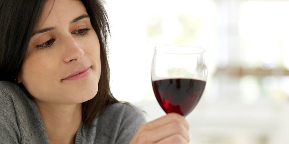 Красное вино придаст нашим зубам фиолетовый оттенок. Фото из свободных источников.