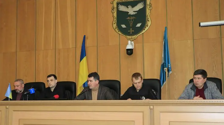 Мэр Славянска Вадим Лях (в центре) сам попросил ввести в городе военно-гражданскую администрацию, фото: facebook.com/vadymlyah