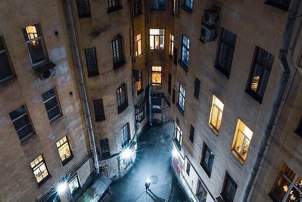 Крошечный двор у питерского дома