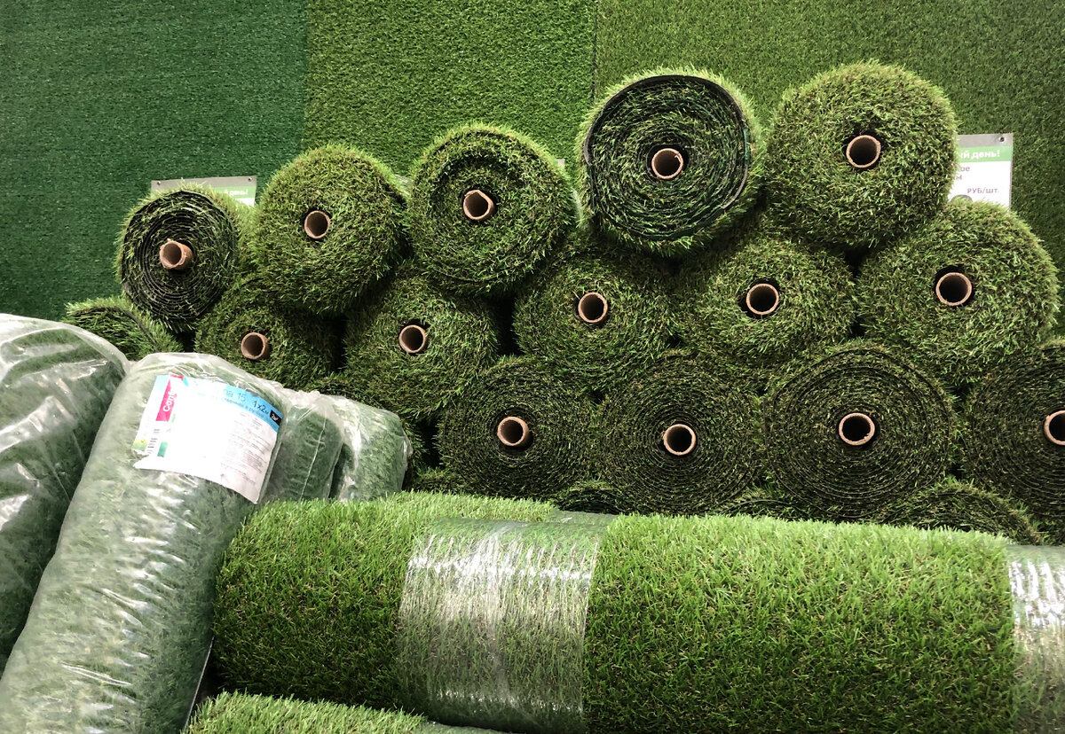Искусственное покрытие (трава) в Леруа Мерлен. Фото автора статьи.