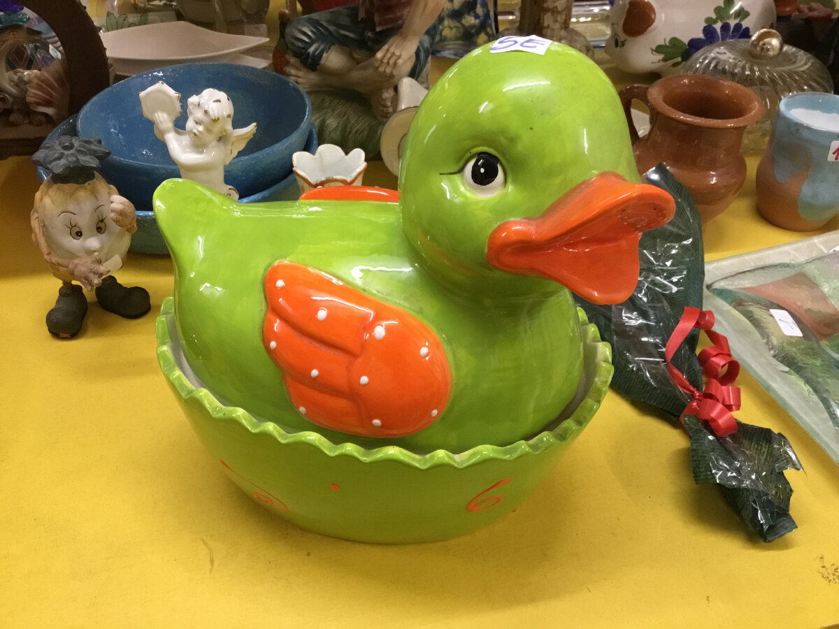 Конфетница. Килограмм карамели поместится… стоит 5 евро. С июля, если не продастся будет стоить 2,50. В июле скидка на все предметы, цена на которых написана синим фломастером,  а в июне скибка 50% на цены, написанные зелёным. Каждый месяц скидка 50% на определенный цвет. 