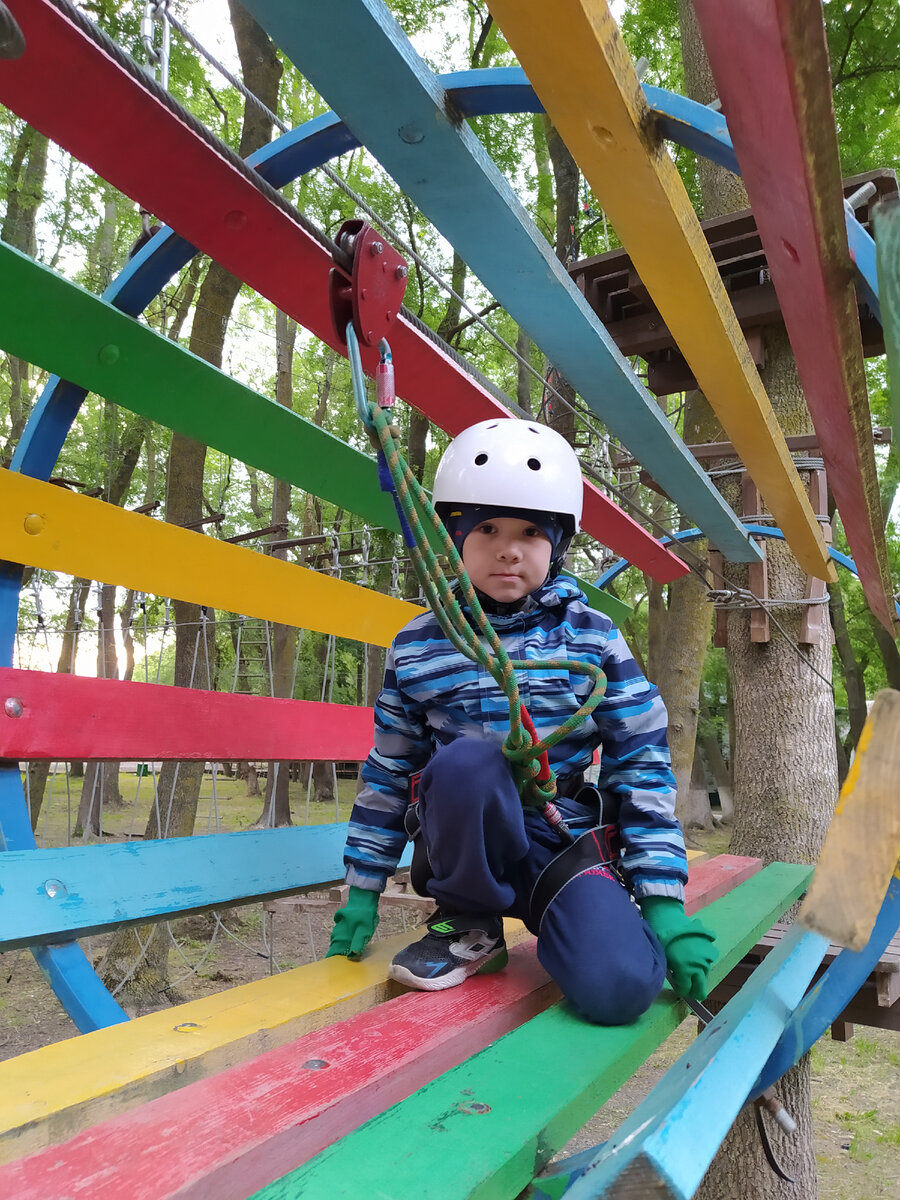 В начале этого лета мы отдыхали в посёлке Дивноморское. Посёлок этот не большой, но некоторые развлечения для детей там имеются.-7