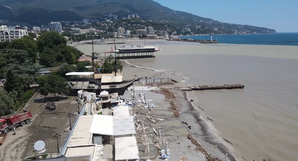 Вот так сейчас выглядит Приморский пляж. Посмотрите, сколько грязи. Все фото - скриншот с видео youtube.com 