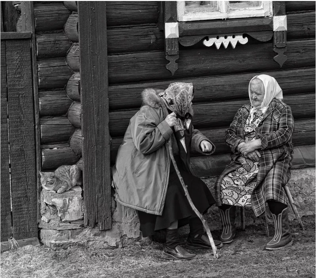 Русские живут душой. Бабушка в деревне. Бабушки на скамейке в деревне. Старушки на лавочке в деревне. Деревенская бабушка.