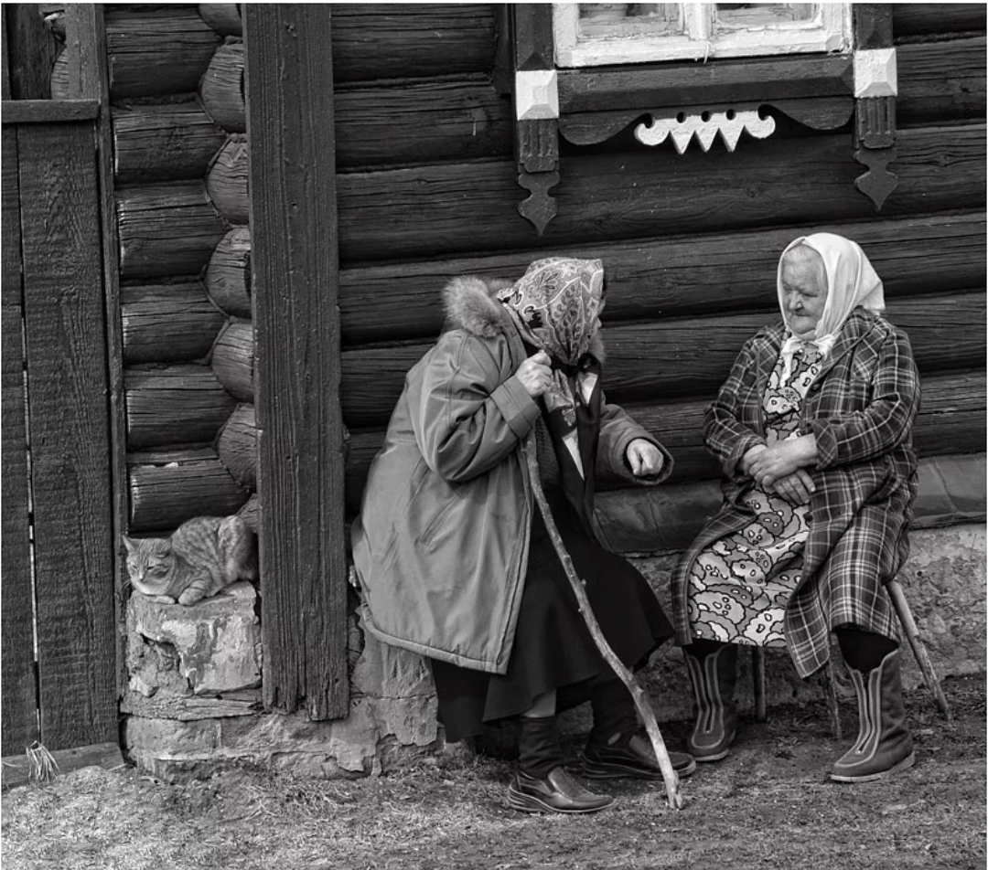 Соседская помощь в русском селе. Старушки на лавочке в деревне. Бабушки на скамейке в деревне. Бабушка дома. Бабушка на завалинке.