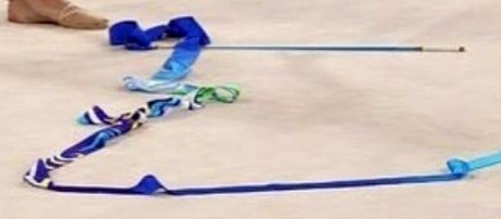 Та самая лента Ашрам, упавшая на спортивный помост, которая позволила ей "выиграть" золото в многоборье.