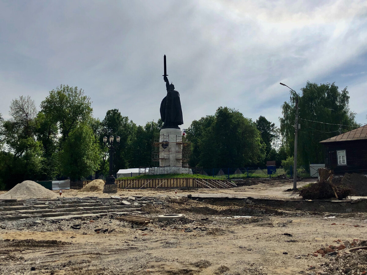 Памятник Ильей Муромцу в Муроме, 2021 год. Идут ремонтные работы (фото автора) 