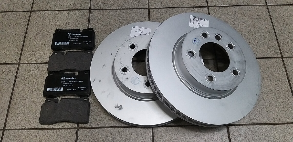 Передние тормозные колодки и диски VW Touareg