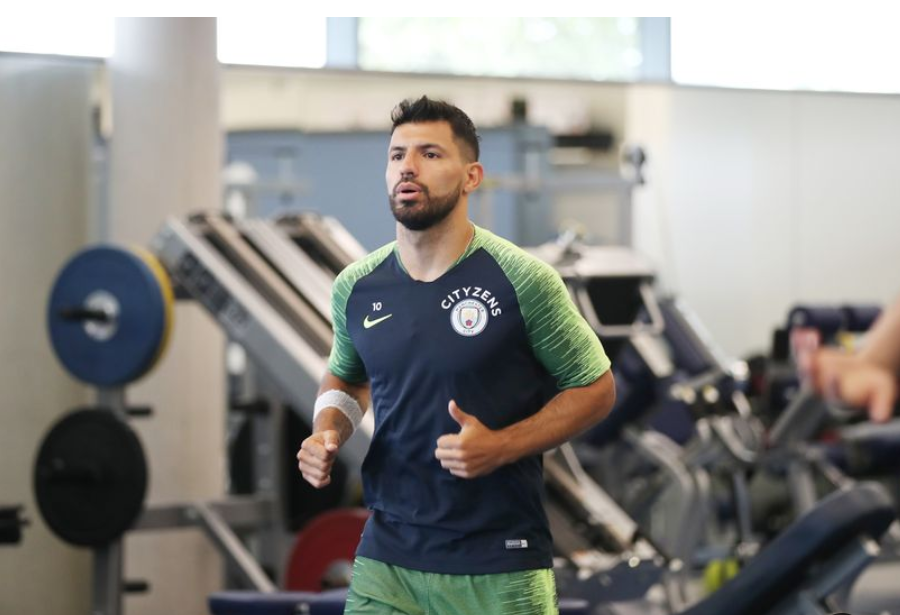 Серхио Агуэро заявил, что его товарищи по команде "Барселона" не так стремятся поддерживать форму, как "Сити".