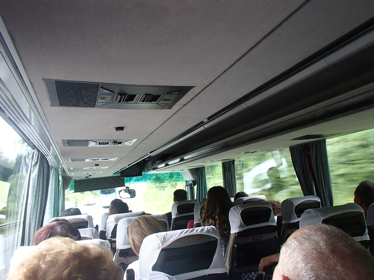 Только на границе, на польско-украинском контрольно-пропускном пункте мы простояли примерно 2 или 3 часа, ожидая когда проверять все документы и сумки.