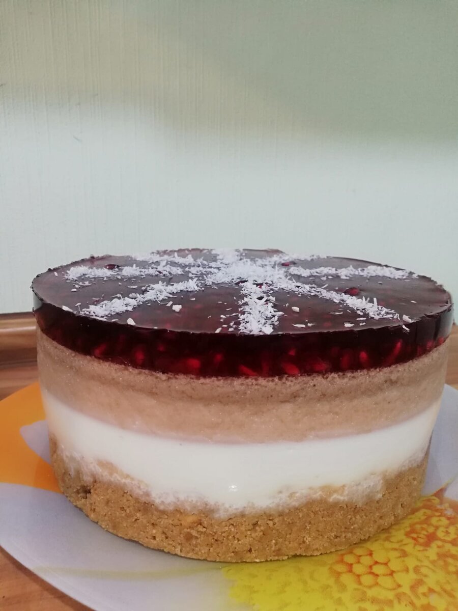 Торт "Новогоднее настроение" очень вкусный, такой вкусный, что съели за раз.