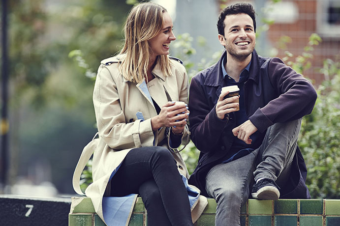 Уже много лет, людей интересует вопрос: может ли существовать дружба между мужчиной и женщиной? 
Большинство уверены, что этого не может быть, и каждый раз пытаются привести доказательства своей правоты, кто-то же уверенно говорит, что дружба между разными полами есть. Но как это обстоит на самом деле? Давайте попробуем в этом разобраться.

Что представляет из себя дружба? Ее можно разделить на несколько составляющих: общий интерес, доверие, независимость и свобода.

- доверие между друзьями должно существовать всегда, мы можем делиться секретами, доверять друг другу тайны и спрашивать совета на решение очень личных проблем;

- независимость и свобода отношений, когда друзья не обязаны друг другу в личной жизни. Друг не должен ущемлять личные права.

Таким образом, видно, что дружба может проходить и среди разных полов. Просто большинство пытаются «свалить» все на природу и что рано или поздно такая дружба может привести к чему-то большему, чем простая дружба. Но это не говорит о том, что дружбы нет, если друзья уважают и ценят друг друга и уверены в своих дружеских отношениях, это и есть полноценная дружба, без разницы, какого вы оба пола.

Бывают случаи, когда друзья парень и девушка, находят свои вторые половинки, но продолжают дружить и это нисколько не мешает им в их семейно личной жизни, возможно, времени на дружбу не так много как раньше, но теплые отношения все равно остаются.

Дружба между мужчиной и женщиной существует, главное - верить в саму дружбу.