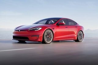 В 2021 году Tesla добавила еще больше производительности, скорости и деталей к любимой модели S.