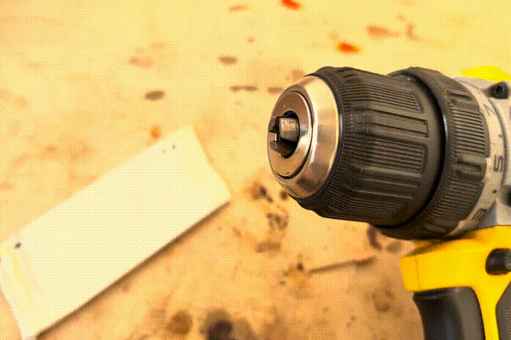 Сверло уже не болтается и без проблем зафиксировалось в патроне.