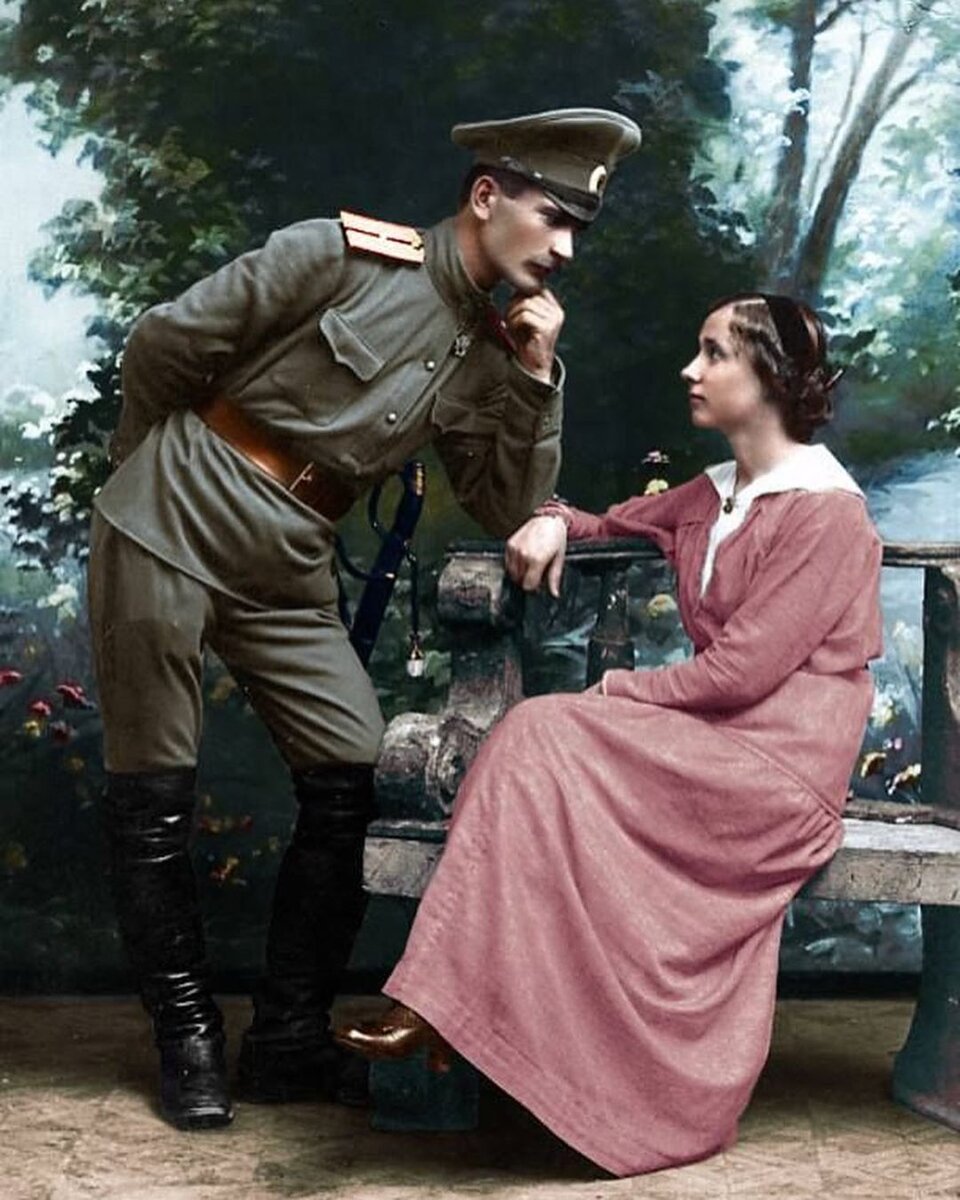 Девушка и офицер картина