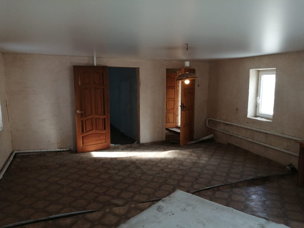 Зал в 35 квадратов. Справа дверь в прихожую, слева - кухня.