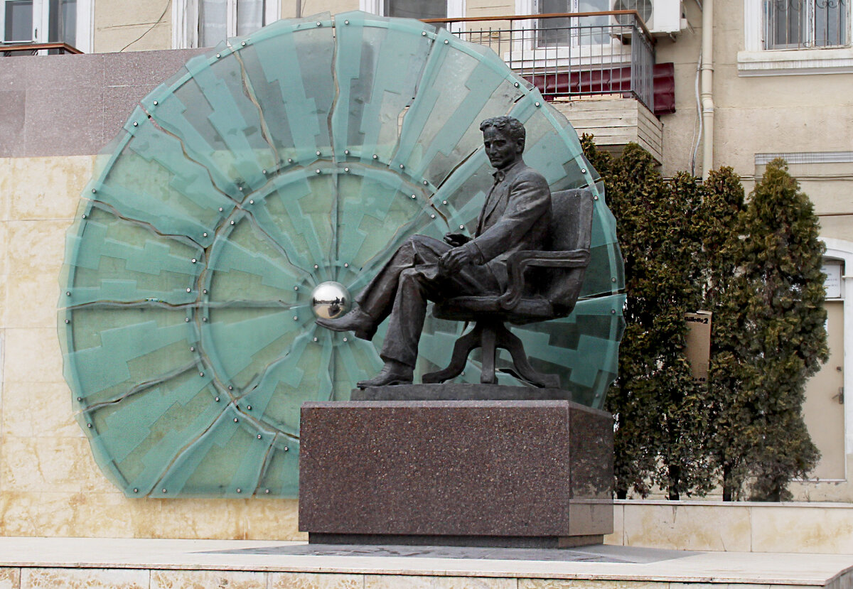 Памятник Николе Тесле. Баку. Фото автора.