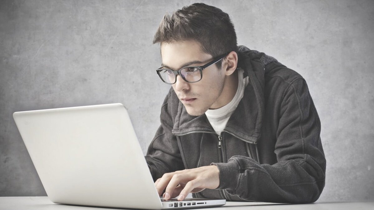 Сегодня практически на каждого человека можно найти информацию в сети. Фото: kto-chto-gde.ru