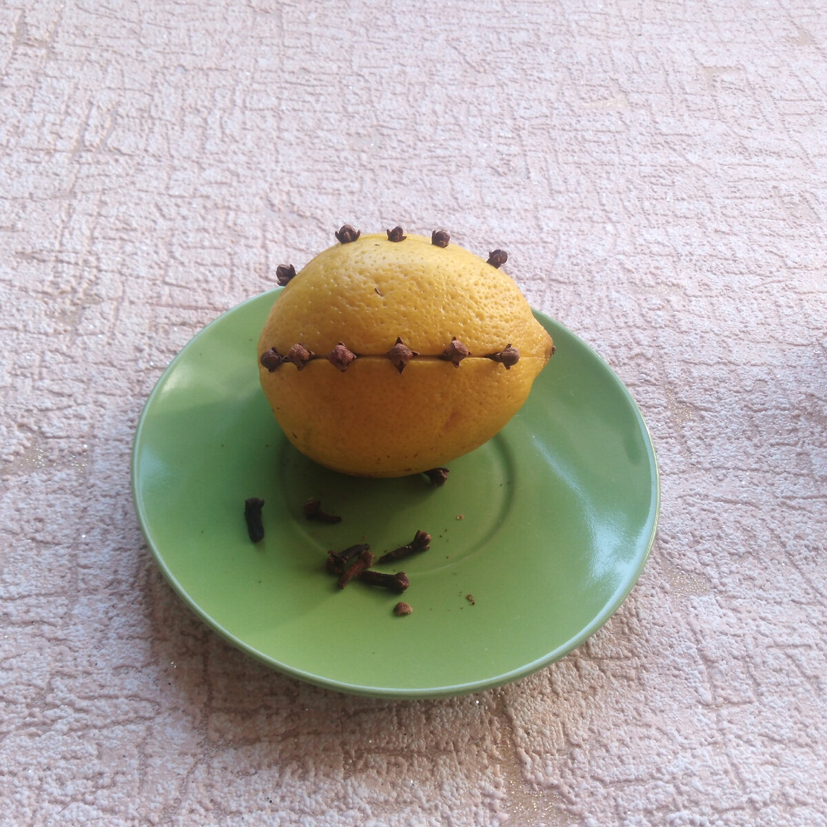 Лимон и гвоздика