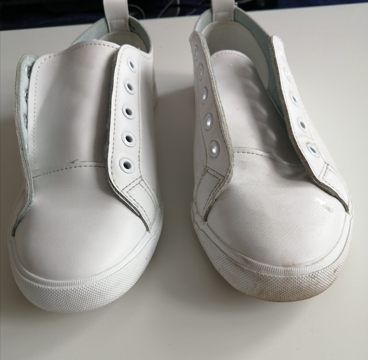 Фото автора. Слева кед помыт просто губкой и хозяйственным мылом