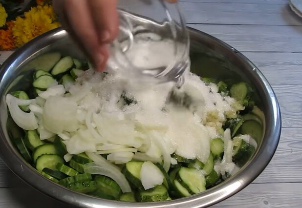 Без варки и без стерилизации хрустящий и ароматный салат из огурчиков на зиму