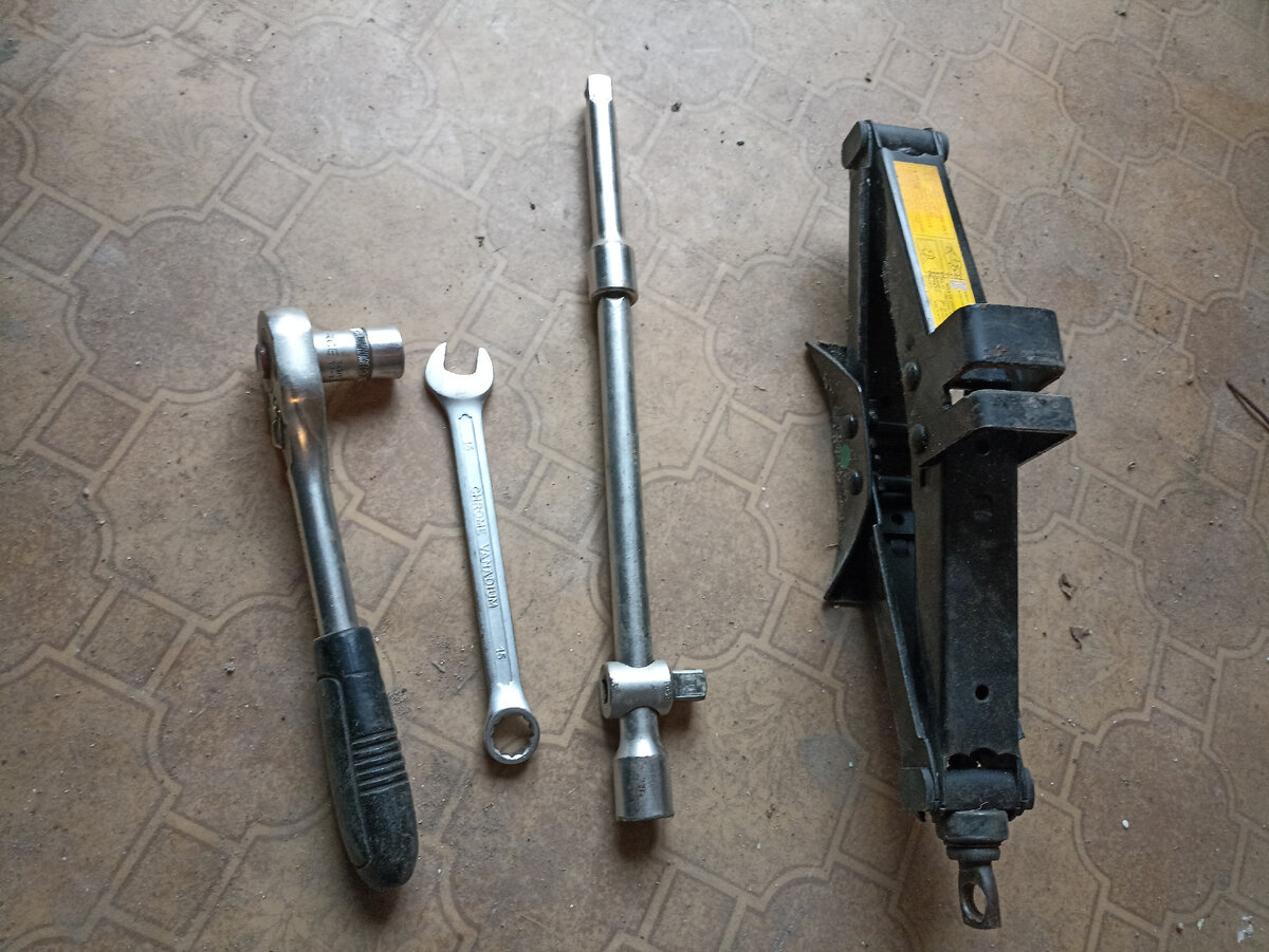 Трещетка с головкой на 19, удлинитель, ключи на 17 пару штук, и домкрат и возможно лом или монтировка. 