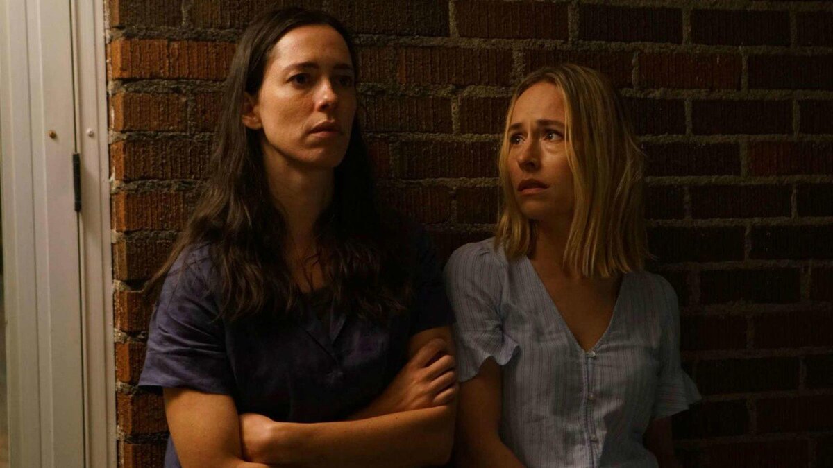 Бет и её лучшая подруга обсуждают запутанную историю. Кадр из фильма.