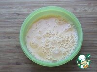     Взболтать яйца.