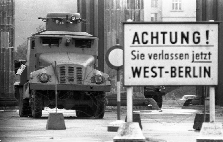 Бронированный водомет у Бранденбургских ворот, 1961. Источник: wikipedia.org