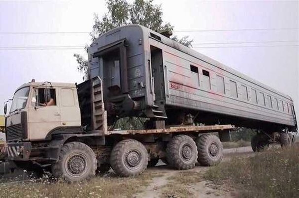 Показательный пример крутого дома на колесах. Его покрасить хорошей краской - и будет самый настоящий шедевр монументального колесного домостроения