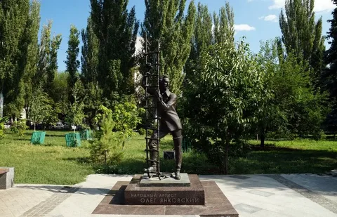 Памятник Олегу Янковскому в Саратове.