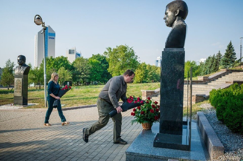     Активисты ОД «ДР» возложили цветы к монументу Захарченко. Фото: пресс-служба ОД «ДР»