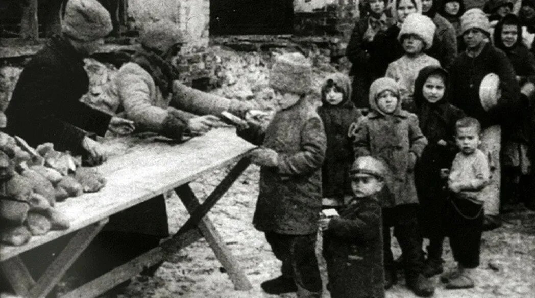 Выдача пайка голодающим