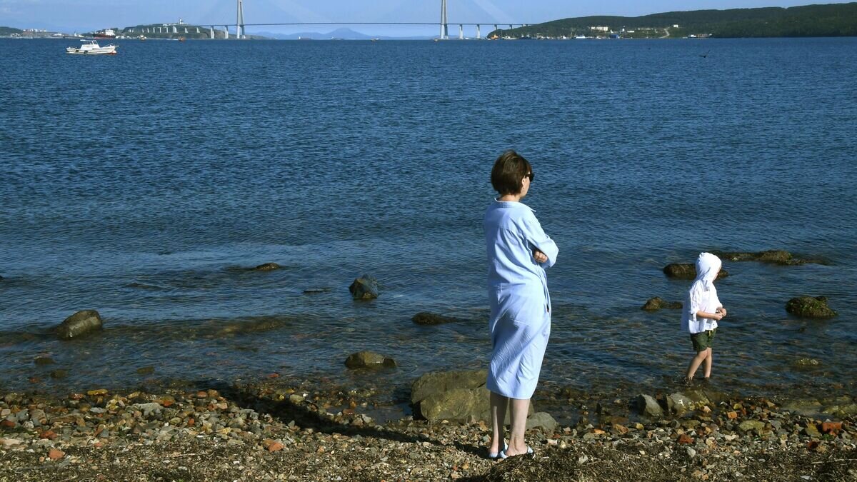    Женщина с ребенком на Токаревской кошке© РИА Новости / Виталий Аньков