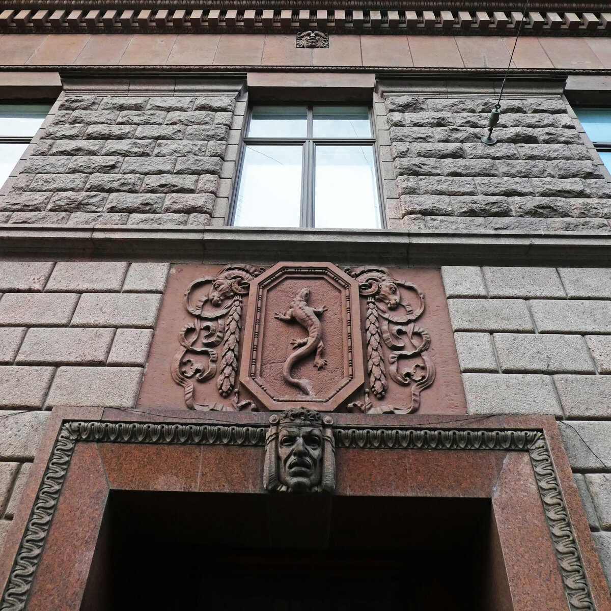 Ул. Гороховая, 4. Здание возведено в 1907-1909 гг. архитекторами Николаем Николаевичем Верёвкиным и Марианом Мариановичем Перетятковичем как многоквартирный доходный дом. Сейчас в нём консульство Румынии. 
