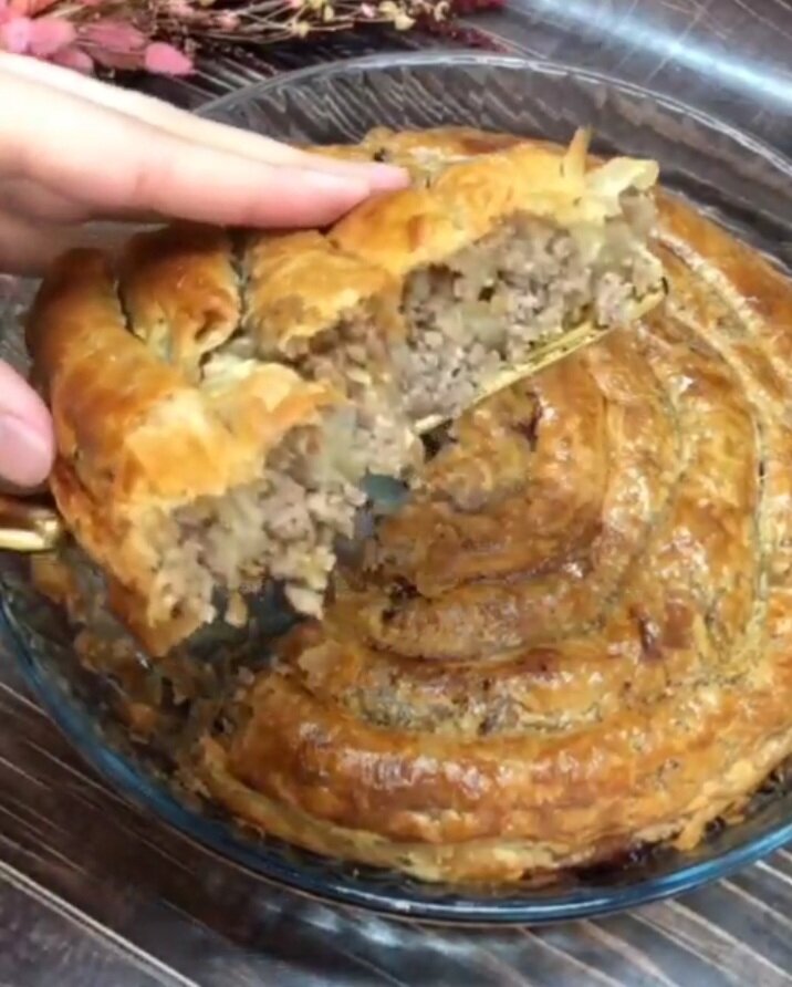 Ингредиенты:600 гр фарша2 лукаСоль перец100-150 гр сыра500 гр слоеного теста(бездрож)Готовим:Обжариваем фарш с луком, добавляем соль с перцем.Натираем на крупной тёрке сыр.Раскатываем слоеное тесто и нарезаем на полоски. Кладём фарш, затем сыр и закрываем.Кладём на форму улиткой, смазываем яйцом и отправляем в разогретую до 180 С духовку на 40 минут.Приятного аппетита!