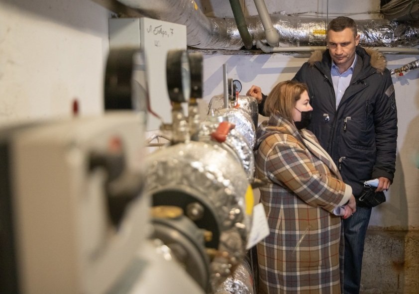 На теплопункте  - всегда внутри должно быть тепло.  фото: картинки  яндекса.